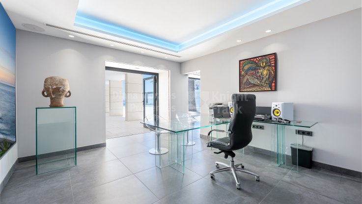 Modern villa with private access to the beach - Villa for sale in Mijas Costa
