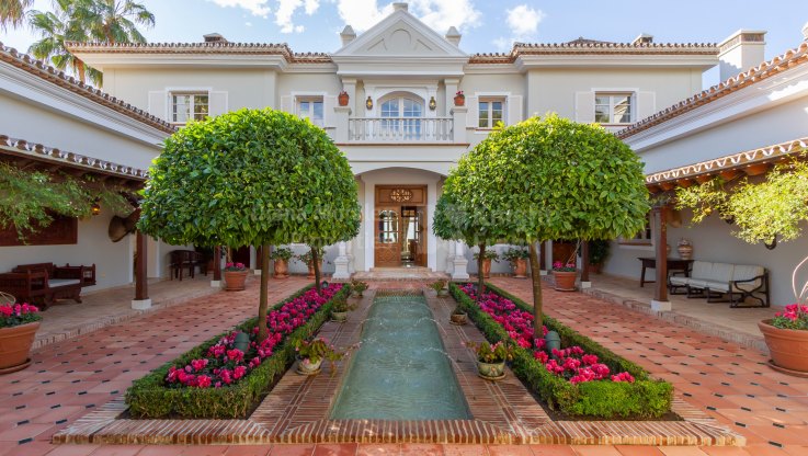 Frontline golf villa with a guest house in La Zagaleta