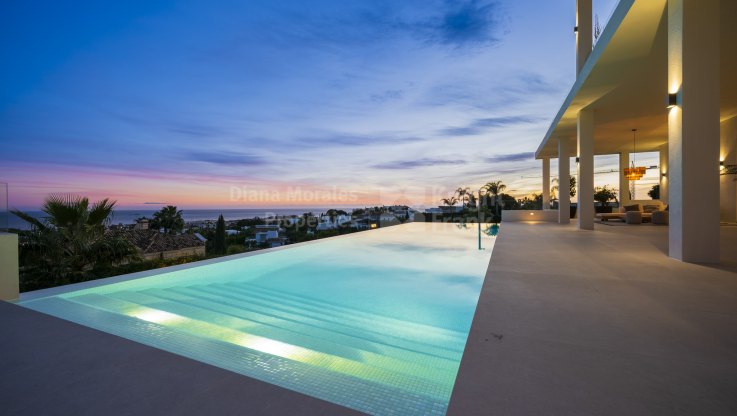 Villa de estilo contemporáneo con vistas impresionantes de la costa mediterránea - Villa en venta en Los Flamingos, Benahavis