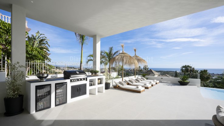 Contemporary style villa with breathtaking views of the Mediterranean coastline - Villa for sale in Los Flamingos, Benahavis