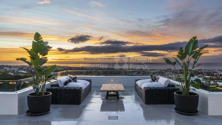 Contemporary style villa with breathtaking views of the Mediterranean coastline - Villa for sale in Los Flamingos, Benahavis