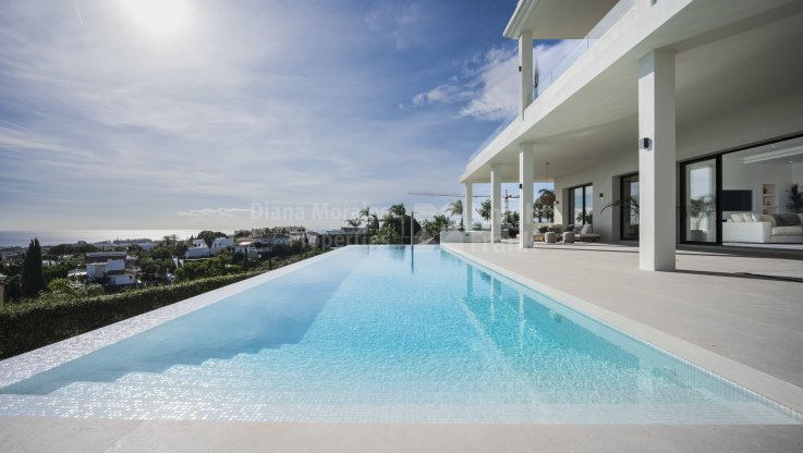 Villa de estilo contemporáneo con vistas impresionantes de la costa mediterránea - Villa en venta en Los Flamingos, Benahavis
