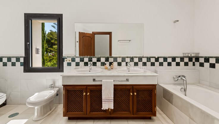 Maison récemment rénovée avec exposition sud - Villa à vendre à Cascada de Camojan, Marbella Golden Mile