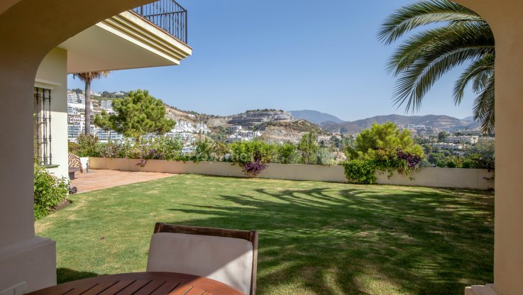 Villa avec vue sur le golf - Villa à vendre à El Herrojo, Benahavis