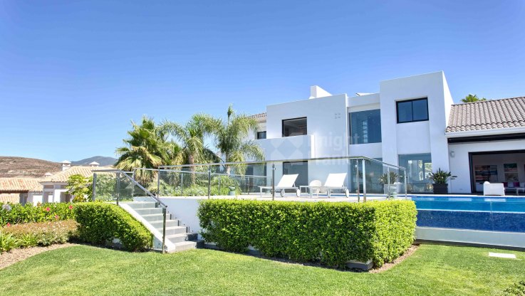 Дом в современном стиле в Лос-Фламигос Гольф - Вилла на продажу в Los Flamingos Golf, Бенахавис