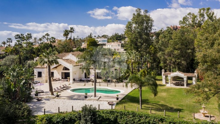 Haus versteigert: GERÄUMIGES ANWESEN IN ERSTER REIHE AM GOLFPLATZ IN LA CERQUILLA - Villa zum Verkauf in La Cerquilla, Nueva Andalucia
