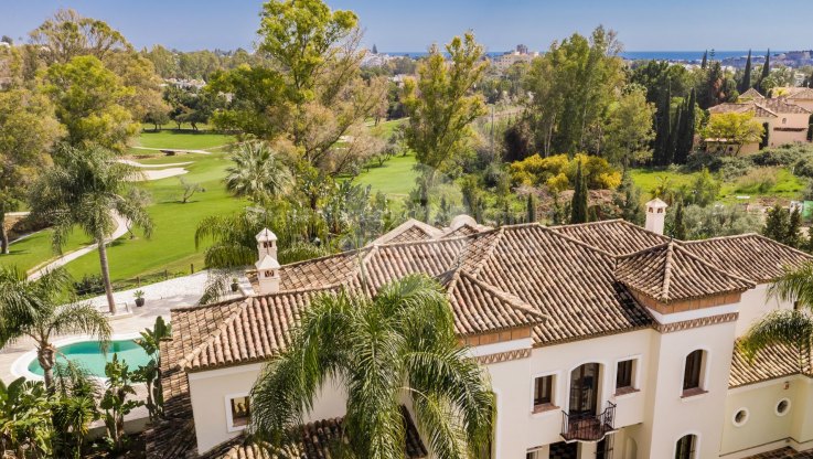 Possibility to participate in a private auction: May 13th: Frontline golf villa in La Cerquilla - Villa for sale in La Cerquilla, Nueva Andalucia