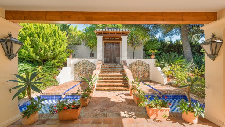 Traditional style villa with indoor pool in the Golden Mile - Villa for sale in Sierra Blanca, Marbella Golden Mile
