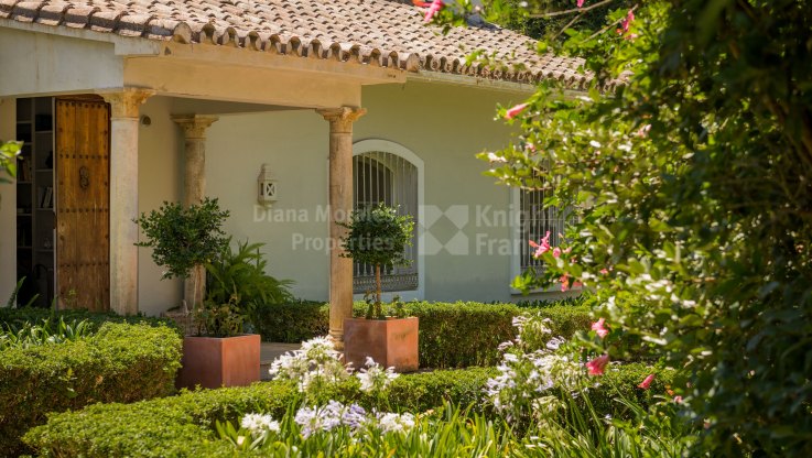Enchanting villa with fantastic garden - Villa for sale in Fuente del Espanto, Benahavis