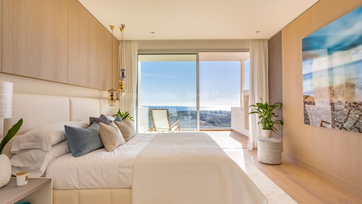 Fabuloso apartamento de tres dormitorios con vistas espectaculares - Apartamento en venta en Benahavis