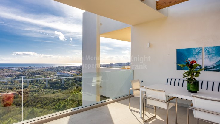 Fabulous three-bedroom flat with spectacular views - Apartment for sale in Benahavis