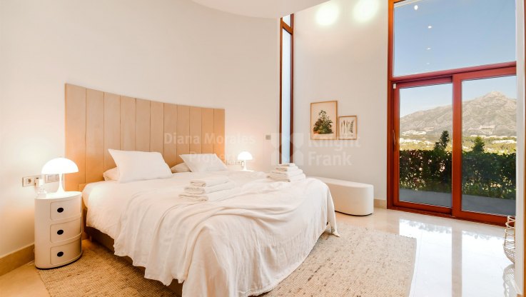 Villa de estilo contemporáneo en Nueva Andalucia - Villa en venta en Nueva Andalucia