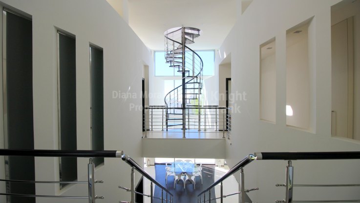 Современная двухэтажная вилла с лифтом и частным бассейном - Смежная вилла на продажу в Sierra Blanca, Золотая Миля