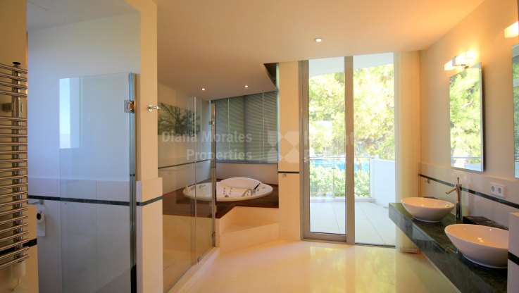 Современная двухэтажная вилла с лифтом и частным бассейном - Смежная вилла на продажу в Sierra Blanca, Золотая Миля
