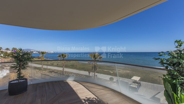 Ático en privilegiada ubicación frente al mar - Apartamento en venta en Estepona Playa, Estepona