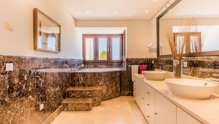Elegant residence with panoramic views - Villa for sale in Marbella Hill Club, Marbella Golden Mile
