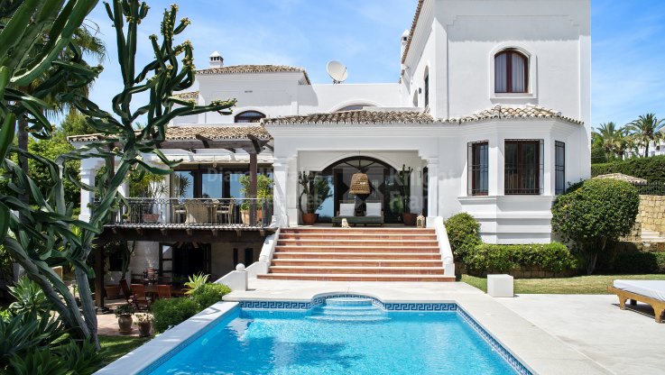 Villa mit 6 Schlafzimmern in Gehweite zu Puerto Banus - Villa zum Verkauf in Nueva Andalucia