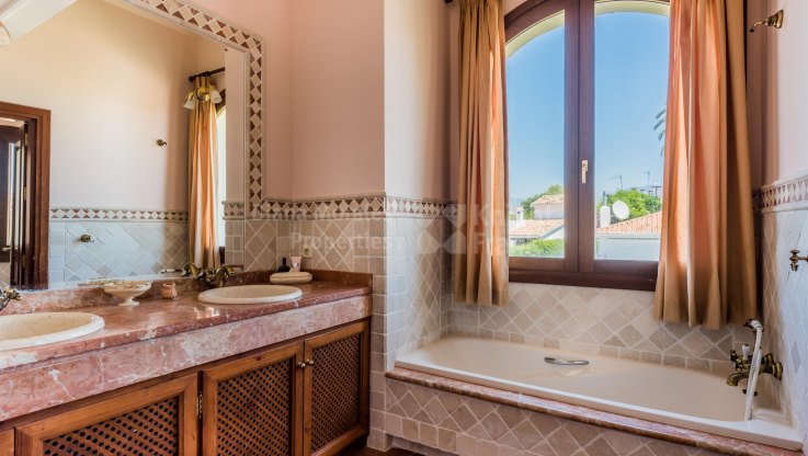Chalet de 6 dormitorios a corta distancia de Puerto Banus - Villa en venta en Nueva Andalucia