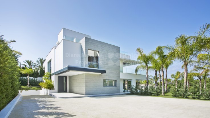 Villa moderna en lado de playa en Guadalmina Baja - Villa en venta en Guadalmina Baja, San Pedro de Alcantara