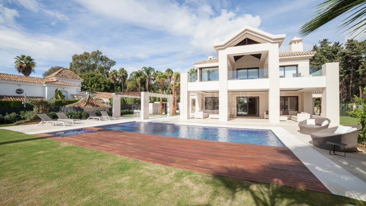 Villa en Prestigiosa Urbanización Cerrada - Villa en venta en Milla de Oro junto a la playa, Marbella Milla de Oro