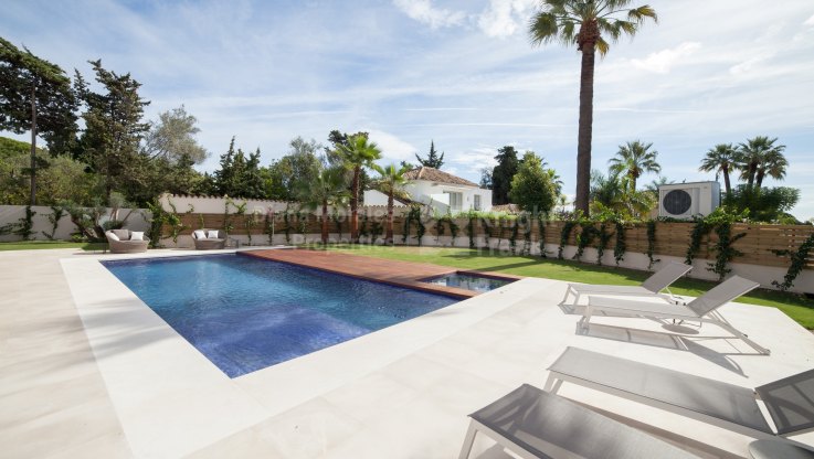 Villa en Prestigiosa Urbanización Cerrada - Villa en venta en Milla de Oro junto a la playa, Marbella Milla de Oro