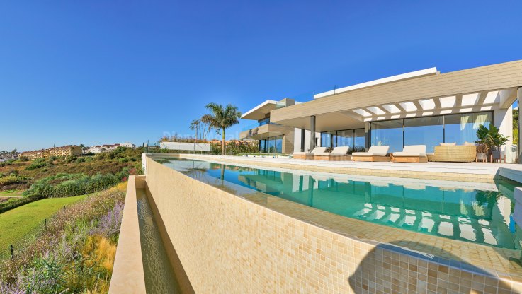 Brand new modern villa frontline golf in Los Flamingos, Benahavis