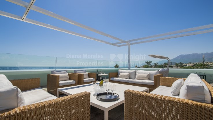 Casa de estilo contemporáneo junto a la playa - Villa en alquiler en Costabella, Marbella Este