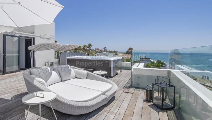 Casa de estilo contemporáneo junto a la playa - Villa en alquiler en Costabella, Marbella Este