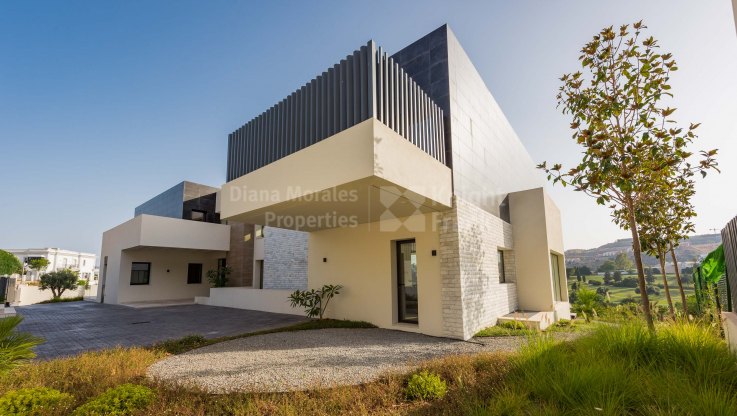 Новый современный семейный дом, построенный по последнему слову техники - Вилла на продажу в La Alqueria, Бенахавис