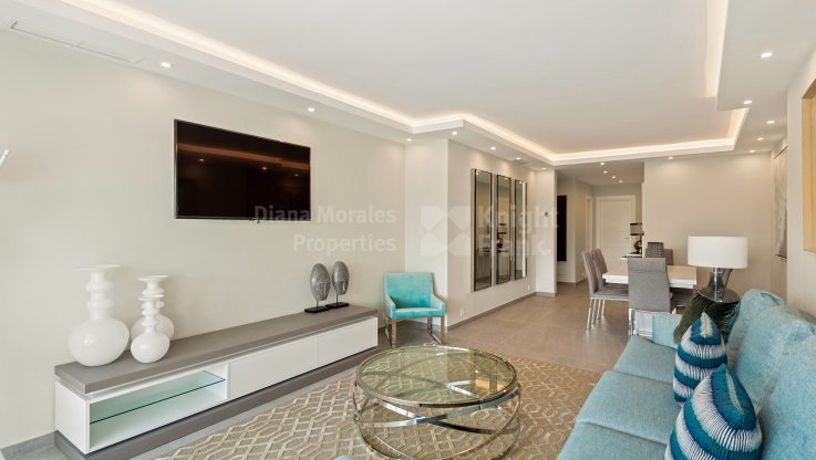Espléndido apartamento en primera línea de golf con seguridad 24h - Apartamento en venta en Los Granados Golf, Nueva Andalucia