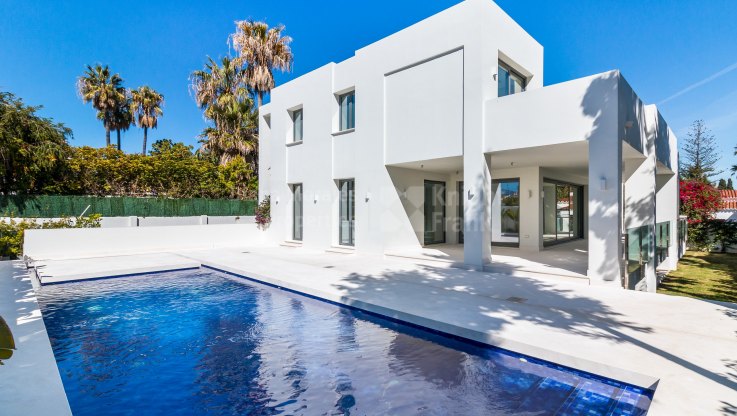 Villa moderna a estrenar cerca de la playa - Villa en venta en Cortijo Blanco, San Pedro de Alcantara