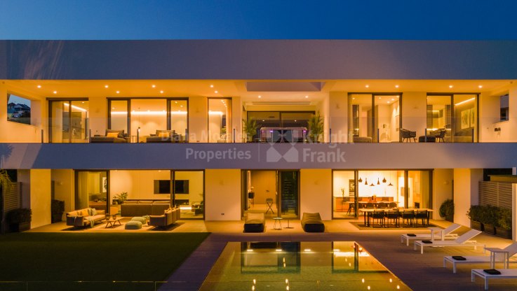 Stunning Villa with golf views in gated community - Villa for sale in La Alqueria, Benahavis