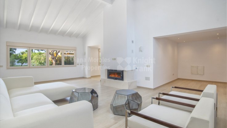 Villa en venta en Elviria Playa, Marbella Este