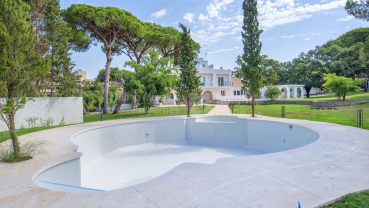Villa en venta en Elviria Playa, Marbella Este