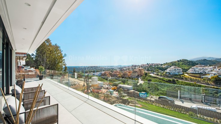 Villa zum Verkauf mit Panoramablick in bewachter Urbanisation - Villa zum Verkauf in Nueva Andalucia