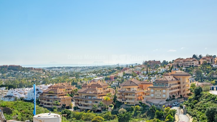 Villa à vendre avec vues panoramiques dans une urbanisation clôturée - Villa à vendre à Nueva Andalucia