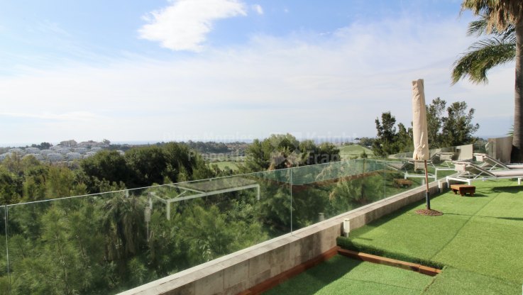 Golfvilla in erster Linie zu verkaufen - Villa zum Verkauf in Nueva Atalaya, Estepona