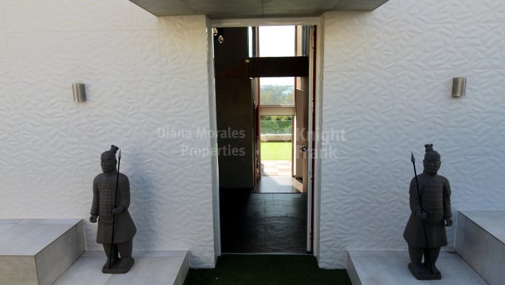 Front line golf villa for sale - Villa for sale in Nueva Atalaya, Estepona