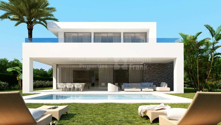 Rio Real, Villa de diseño en una urbanización cerrada en Marbella Este