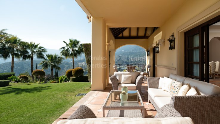 Traditional style villa within privileged mountain retreat - Villa for sale in La Zagaleta, Benahavis