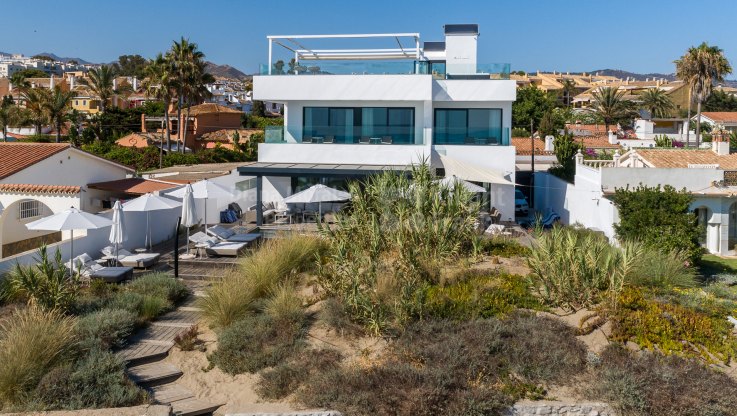 Casa de Estilo Contemporáneo junto a la playa - Villa en Costabella, Marbella Este