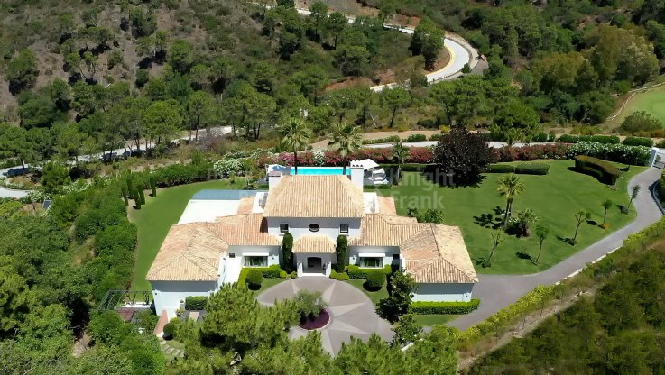 Relaxing villa with mountain and valley views - Villa for sale in La Zagaleta, Benahavis