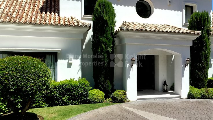 Entspannende Villa mit Berg- und Talblick - Villa zum Verkauf in La Zagaleta, Benahavis