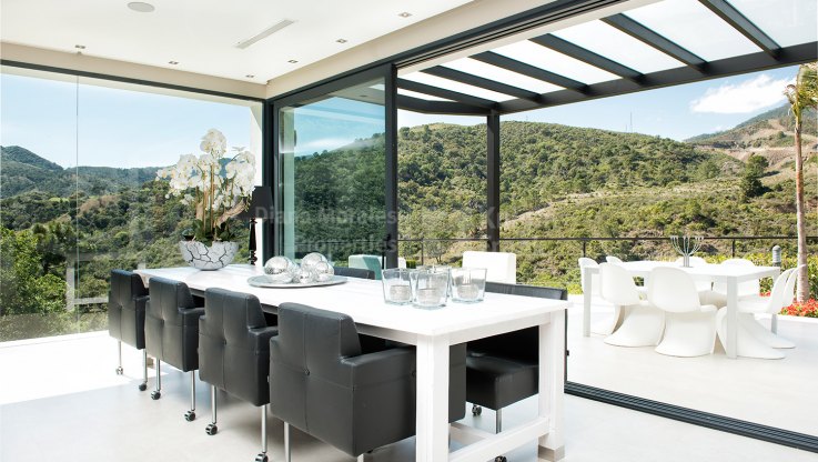 Villa de diseño con vistas a la montaña y al valle - Villa en venta en La Zagaleta, Benahavis
