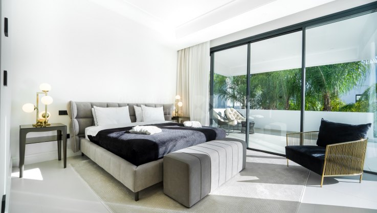 Villa con ascensor a corta distancia de Puerto Banús - Villa en venta en Rio Verde Playa, Marbella Milla de Oro