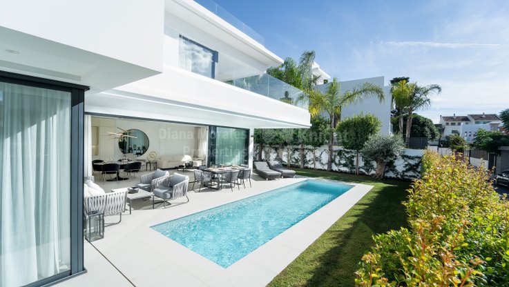 Rio Verde Playa, Villa with a lift within walking distance to Puerto Banús