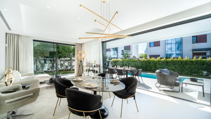 Villa con ascensor a corta distancia de Puerto Banús - Villa en venta en Rio Verde Playa, Marbella Milla de Oro