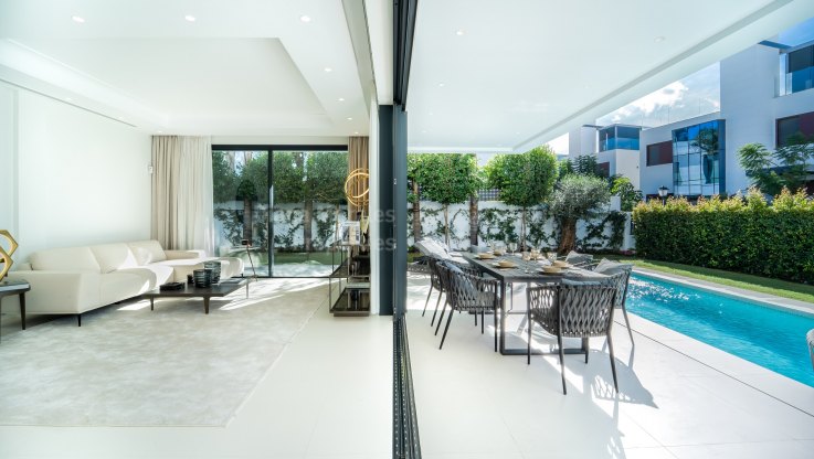Villa con ascensor a corta distancia de Puerto Banús - Villa en venta en Rio Verde Playa, Marbella Milla de Oro