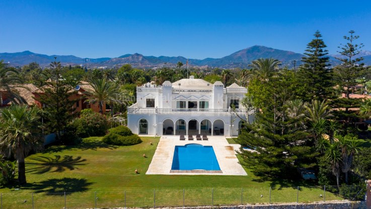 Frontline beach villa with heated swimming pool - Villa for rent in Casasola, Estepona