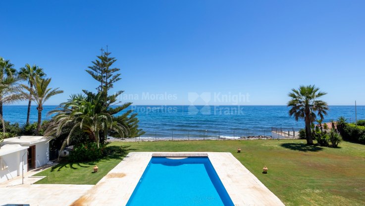 Frontline beach villa with heated swimming pool - Villa for rent in Casasola, Estepona